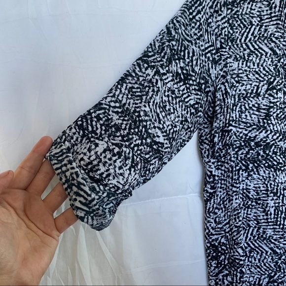 Decree Black/White Abstract Pattern Blouse, Sz. XS - Picture 3 of 7